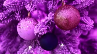 Kırmızı ve altın sarısıyla süslenmiş bir Noel ağacının arkaplanı.