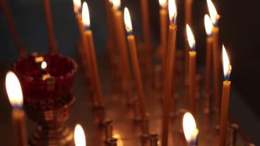 Sunağın yanındaki Ortodoks kilise tapınağında bir sürü kalın mum var..
