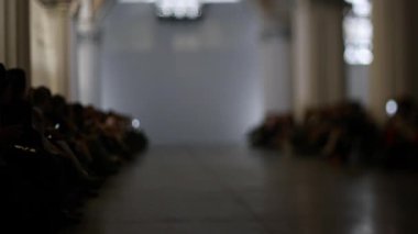 Moda podyumunun bulanık arka planı, odak noktasının dışında boş podyum podyumu.