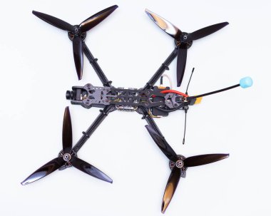 FPV İHA 'sı beyaz arkaplanda üretiliyor