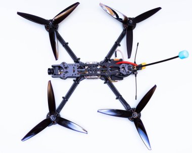 FPV İHA 'sı beyaz arkaplanda üretiliyor