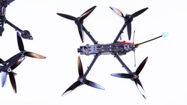 FPV İHA 'sı beyaz arkaplanda üretiliyor