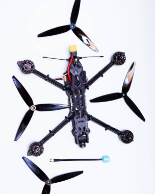 FPV İHA 'sı beyaz arkaplanda üretiliyor