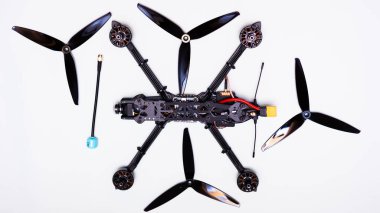 FPV İHA 'sı beyaz arkaplanda üretiliyor