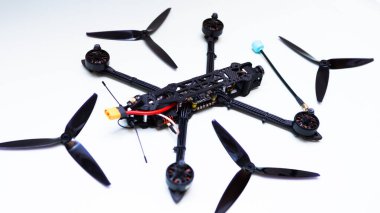 FPV İHA 'sı beyaz arkaplanda üretiliyor