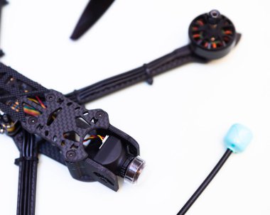 FPV İHA 'sı beyaz arkaplanda üretiliyor