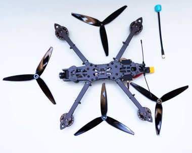 FPV İHA 'sı beyaz arkaplanda üretiliyor