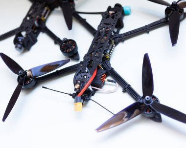 FPV İHA 'sı beyaz arkaplanda üretiliyor