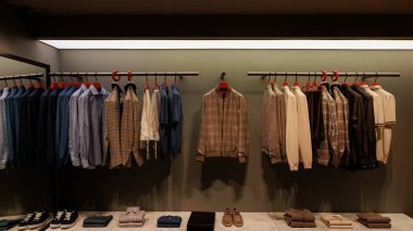 Erkek kıyafetleri satan lüks bir mağaza. Alışveriş merkezi. Erkek giyim mağazası.