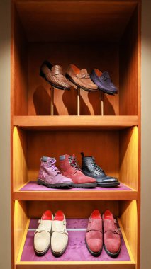 Alışveriş merkezindeki raflarda şık erkek deri ayakkabıları. Alışveriş merkezi. Erkek giyim mağazası. İnsan için aksesuarlar. Moda ve tarz.