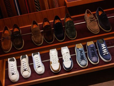 Alışveriş merkezindeki raflarda şık erkek deri ayakkabıları. Alışveriş merkezi. Erkek giyim mağazası. İnsan için aksesuarlar. Moda ve tarz.