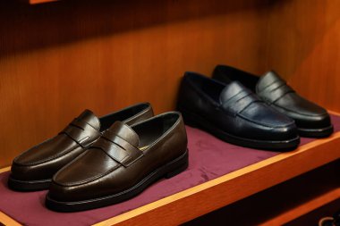 Alışveriş merkezindeki raflarda şık erkek deri ayakkabıları. Alışveriş merkezi. Erkek giyim mağazası. İnsan için aksesuarlar. Moda ve tarz.