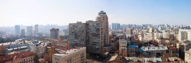 Kyiv 'i temsil eden dinamik bir şehir manzarası, seyahat, mimari, iş ve şehir hayatı temaları için mükemmel.