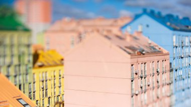 Kyiv 'deki Comfort Town' un renkli modern yerleşim mimarisini gösteren hareketli eğik kaymalı görüntü, neşeli bir minyatür dünya etkisi yaratıyor..