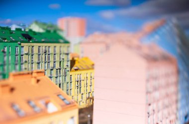 Kyiv 'deki Comfort Town' un renkli modern yerleşim mimarisini gösteren hareketli eğik kaymalı görüntü, neşeli bir minyatür dünya etkisi yaratıyor..