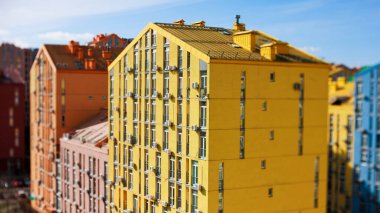 Kyiv 'deki Comfort Town' un renkli modern yerleşim mimarisini gösteren hareketli eğik kaymalı görüntü, neşeli bir minyatür dünya etkisi yaratıyor..