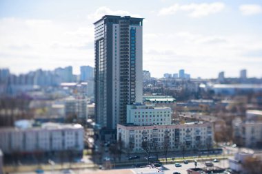 Çarpıcı eğimli şehir manzarası parlak mavi gökyüzü altında modern ve eski mimari karışımı büyüleyici bir minyatür model etkisi yaratıyor.