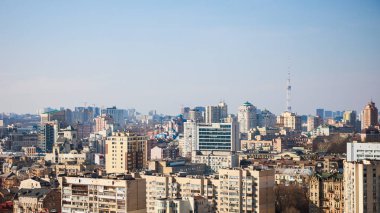 Kyiv 'i temsil eden dinamik bir şehir manzarası, seyahat, mimari, iş ve şehir hayatı temaları için mükemmel.