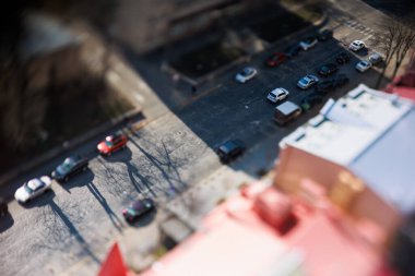 Canlı Kyiv şehir sokak manzarasının eşsiz eğim-değişim perspektifi.
