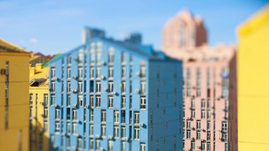 Kyiv 'deki Comfort Town' un renkli modern yerleşim mimarisini gösteren hareketli eğik kaymalı görüntü, neşeli bir minyatür dünya etkisi yaratıyor..
