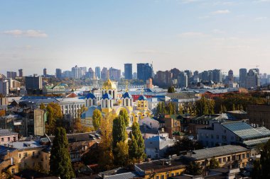 Tarihi St. Volodymyr Katedrali 'nin kendine özgü altın ve mavi kubbeleriyle Ukrayna' nın Kyiv şehri manzarasının yükselişi