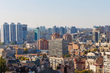 Güneşli bir günde Ukrayna 'nın Ukrayna' nın Kyiv şehrinin panoramik yüksek açılı manzarası