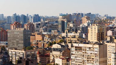 Güneşli bir günde Ukrayna 'nın Ukrayna' nın Kyiv şehrinin panoramik yüksek açılı manzarası