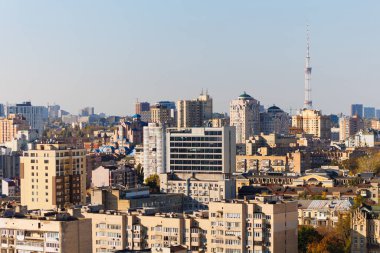 Güneşli bir günde Ukrayna 'nın Ukrayna' nın Kyiv şehrinin panoramik yüksek açılı manzarası