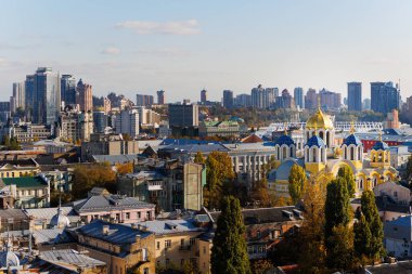 Tarihi St. Volodymyr Katedrali 'nin kendine özgü altın ve mavi kubbeleriyle Ukrayna' nın Kyiv şehri manzarasının yükselişi