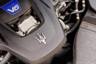 Kyiv, Ukrayna - 12 Haziran 2025: Güçlü Maserati motoru, karmaşık mekanik detaylar ve motor kapağında ikonik mızrak logosu sergiliyor. Kyiv 'de italyan kulübü toplantısı.