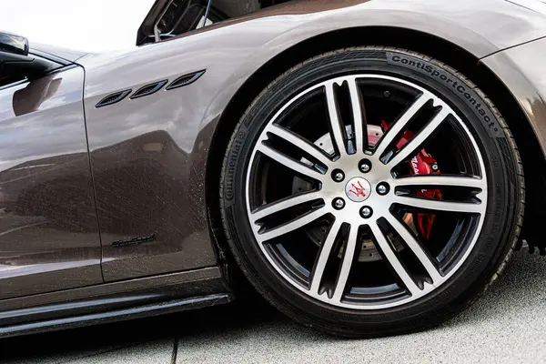 Kyiv, Ukrayna - 12 Haziran 2025: Maserati tekerleği, siyah jant telleri, öne çıkan sarı fren kalibreleri, ve tekerleğin üzerinde ikonik mızrak logosu ve logo Continental. Kyiv 'de italyan kulübü toplantısı.