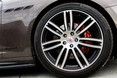 Kyiv, Ukrayna - 12 Haziran 2025: Maserati tekerleği, siyah jant telleri, öne çıkan sarı fren kalibreleri, ve tekerleğin üzerinde ikonik mızrak logosu ve logo Continental. Kyiv 'de italyan kulübü toplantısı.