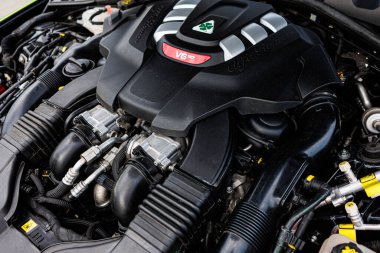 Kyiv, Ukrayna - 12 Haziran 2025: İtalyan otomotiv mühendisliğini temsil eden ikonik Quadrifoglio rozeti ve şık motor kapağı ile performans odaklı tasarımı sergilenen bir Alfa Romeo motorunun ayrıntılı yukarıdan çekimi.