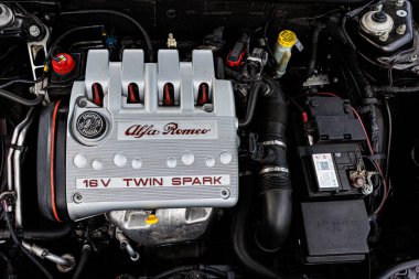 Kyiv, Ukrayna - 12 Haziran 2025: İtalyan otomotiv mirasını ve mühendisliğini ön plana çıkaran, kendine özgü gümüş kapaklı, kırmızı harfli ve 16V TWIN SPARK tanımlı klasik Alfa Romeo Twin Spark motoru.