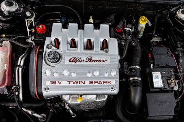 Kyiv, Ukrayna - 12 Haziran 2025: İtalyan otomotiv mirasını ve mühendisliğini ön plana çıkaran, kendine özgü gümüş kapaklı, kırmızı harfli ve 16V TWIN SPARK tanımlı klasik Alfa Romeo Twin Spark motoru.