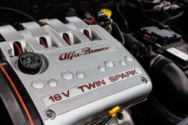 Kyiv, Ukrayna - 12 Haziran 2025: İtalyan otomotiv mirasını ve mühendisliğini ön plana çıkaran, kendine özgü gümüş kapaklı, kırmızı harfli ve 16V TWIN SPARK tanımlı klasik Alfa Romeo Twin Spark motoru.