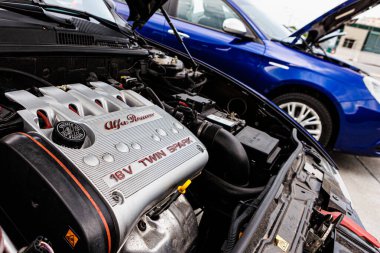 Kyiv, Ukrayna - 12 Haziran 2025: İtalyan otomotiv mirasını ve mühendisliğini ön plana çıkaran, kendine özgü gümüş kapaklı, kırmızı harfli ve 16V TWIN SPARK tanımlı klasik Alfa Romeo Twin Spark motoru.