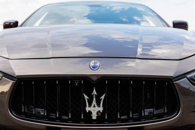 Kyiv, Ukrayna - 12 Haziran 2025: Lüks bir Maserati 'nin ön görüntüsü, simgesel ızgarası, rozeti ve zarif tasarımı, İtalyan otomotiv mükemmelliği ve lüksünün vücut bulmuş hali.
