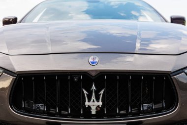 Kyiv, Ukrayna - 12 Haziran 2025: Lüks bir Maserati 'nin ön görüntüsü, simgesel ızgarası, rozeti ve zarif tasarımı, İtalyan otomotiv mükemmelliği ve lüksünün vücut bulmuş hali.