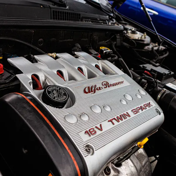 Kyiv, Ukrayna - 12 Haziran 2025: İtalyan otomotiv mirasını ve mühendisliğini ön plana çıkaran, kendine özgü gümüş kapaklı, kırmızı harfli ve 16V TWIN SPARK tanımlı klasik Alfa Romeo Twin Spark motoru.