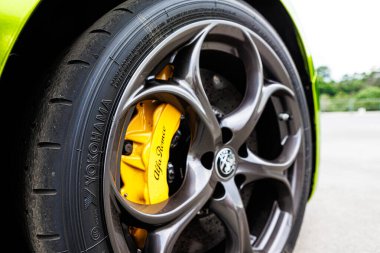 Kyiv, Ukrayna - 12 Haziran 2025: Canlı sarı, yüksek performanslı fren kalibreli ve şık koyu alaşımlı tekerleğe yakın çekim, hassasiyet mühendisliği ve dinamik otomotiv tasarımını vurguluyor. Lüks, hız, yenilik ve keskin kenarlı temalar için mükemmel