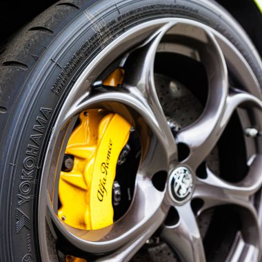 Kyiv, Ukrayna - 12 Haziran 2025: Canlı sarı, yüksek performanslı fren kalibreli ve şık koyu alaşımlı tekerleğe yakın çekim, hassasiyet mühendisliği ve dinamik otomotiv tasarımını vurguluyor. Lüks, hız, yenilik ve keskin kenarlı temalar için mükemmel