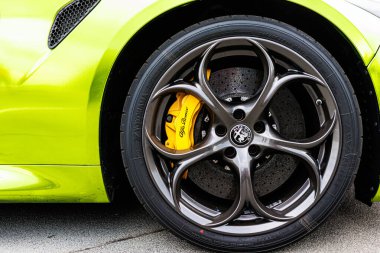 Kyiv, Ukrayna - 12 Haziran 2025: Canlı sarı, yüksek performanslı fren kalibreli ve şık koyu alaşımlı tekerleğe yakın çekim, hassasiyet mühendisliği ve dinamik otomotiv tasarımını vurguluyor. Lüks, hız, yenilik ve keskin kenarlı temalar için mükemmel