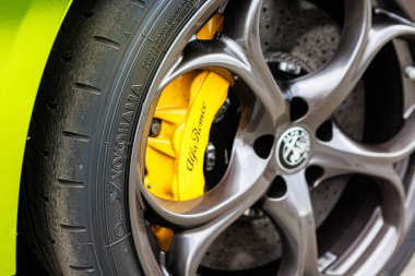 Kyiv, Ukrayna - 12 Haziran 2025: Canlı sarı, yüksek performanslı fren kalibreli ve şık koyu alaşımlı tekerleğe yakın çekim, hassasiyet mühendisliği ve dinamik otomotiv tasarımını vurguluyor. Lüks, hız, yenilik ve keskin kenarlı temalar için mükemmel