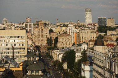 Ukrayna 'nın Kyiv kentsel gelişimi, kültürel zenginliği ve esnekliği sembolize eden uçsuz bucaksız gökdelenlerin altında tarihi mimari ve modern gökdelenlerin dinamik bir karışımını sergiliyor..