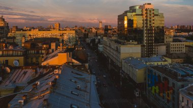 Ukrayna 'nın Kyiv kentsel gelişimi, kültürel zenginliği ve esnekliği sembolize eden uçsuz bucaksız gökdelenlerin altında tarihi mimari ve modern gökdelenlerin dinamik bir karışımını sergiliyor..