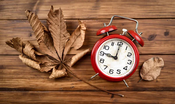 Piros Retro Ébresztőóra Száraz Őszi Levelekkel Nappali Megtakarítási Idő Őszi — Stock Fotó