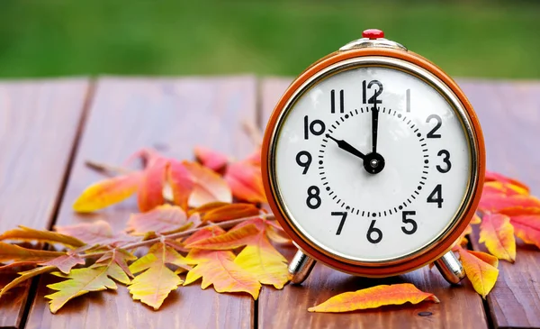 Relógio Alarme Retrô Com Folhas Outono Laranja Horário Verão Halloween — Fotografia de Stock
