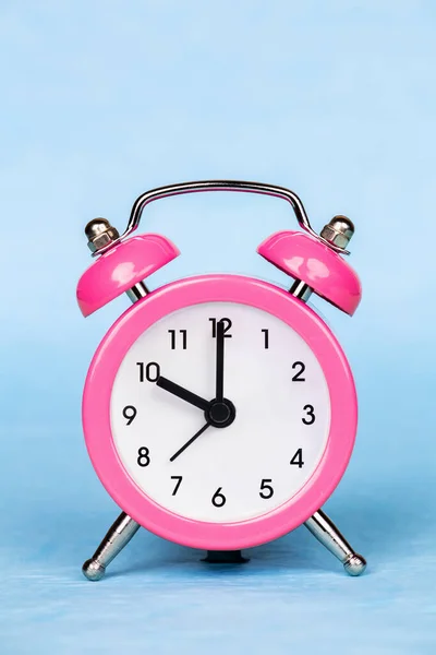 Reloj Despertador Rosa Sobre Fondo Azul Ahorre Tiempo Ahorro Luz —  Fotos de Stock