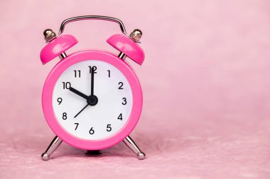 Pembe retro çalar saat. Yaz saati veya fotokopi alanı olan mutlu sabah arkaplanı